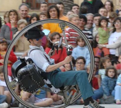 ESPECTACLE: Professor karoli: L’home roda