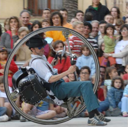 ESPECTACLE: Professor karoli: L’home roda